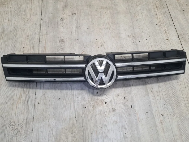 Решетка радиатора со значком VW Touareg NF 2010 7P