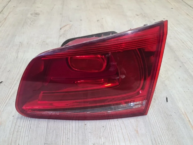 Фонарь в крышку багажника VW Touareg NF 2010 7P