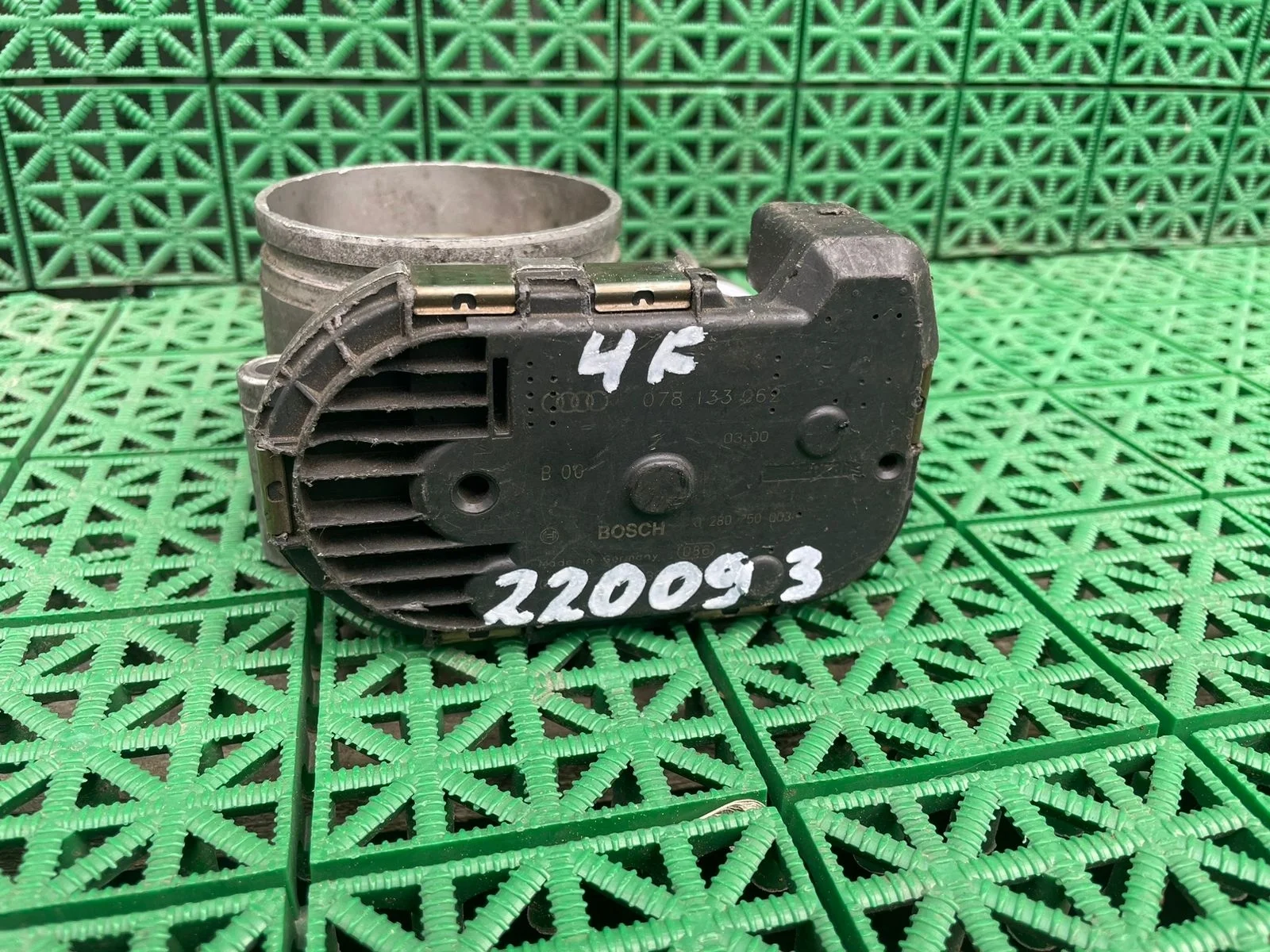 Дроссельная заслонка AUDI A6 4F 2,4 2004- Б/У A6 4F(2005-2011)