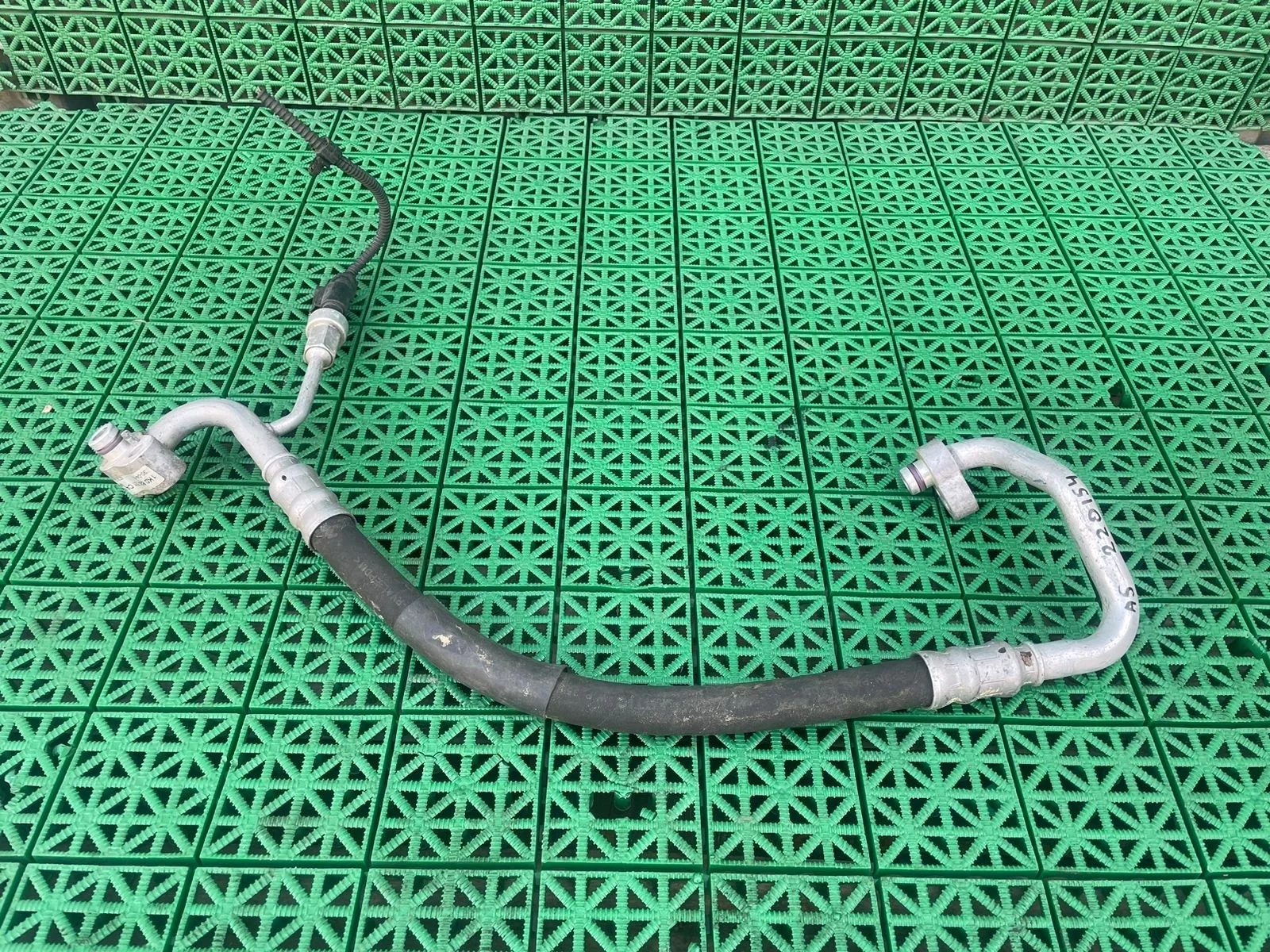 Шланг, трубка кондиционера, хладогента AUDI A3, SKODA OCTAVIA 1Z, VOLKSWAGEN GOLF 5/5+, JETTA 5, PASSAT B6 2005- толст.комп.радиатор б/у A3(2004-2013);OCTAVIA 1Z(2004-2012);GOLF 5(2004-2009);JETTA 5(2005-2009);TOURAN(2003-2010)