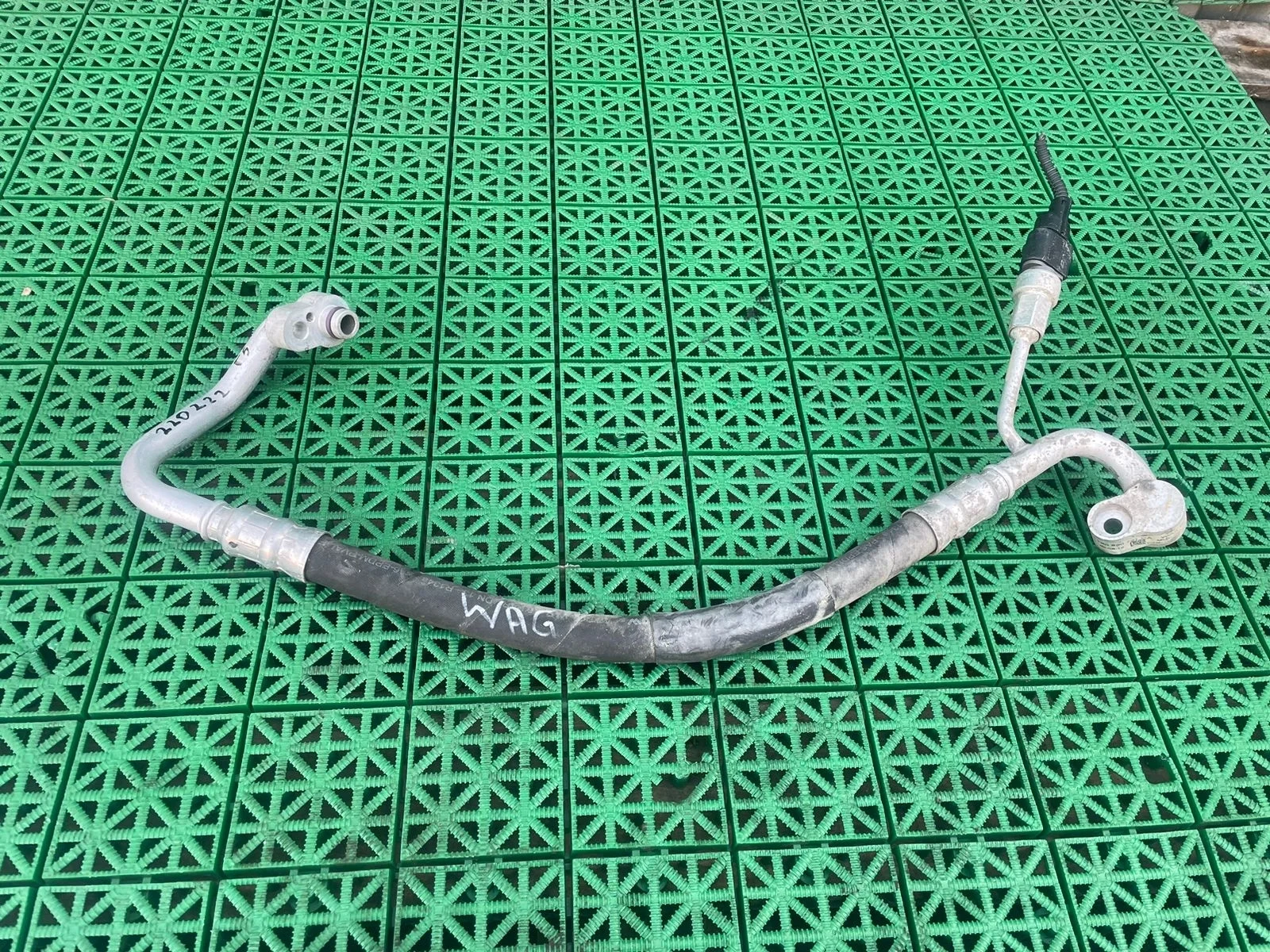 Шланг, трубка кондиционера, хладогента AUDI A3, SKODA OCTAVIA 1Z, VOLKSWAGEN GOLF 5/5+, JETTA 5, PASSAT B6 2005- толст.комп.радиатор б/у A3(2004-2013);OCTAVIA 1Z(2004-2012);GOLF 5(2004-2009);JETTA 5(2005-2009);TOURAN(2003-2010)