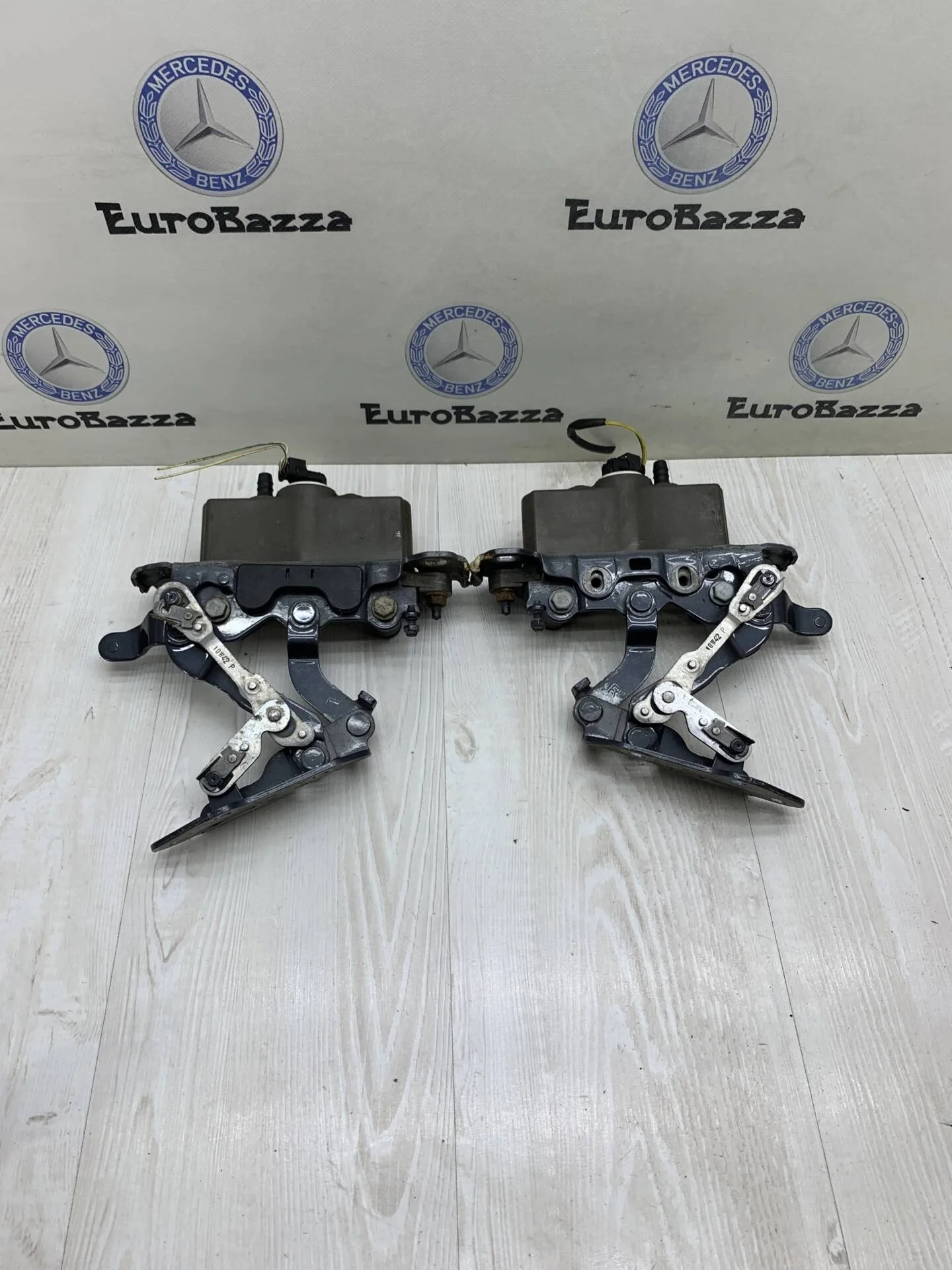 Петля капота с пиропатроном Mercedes W212