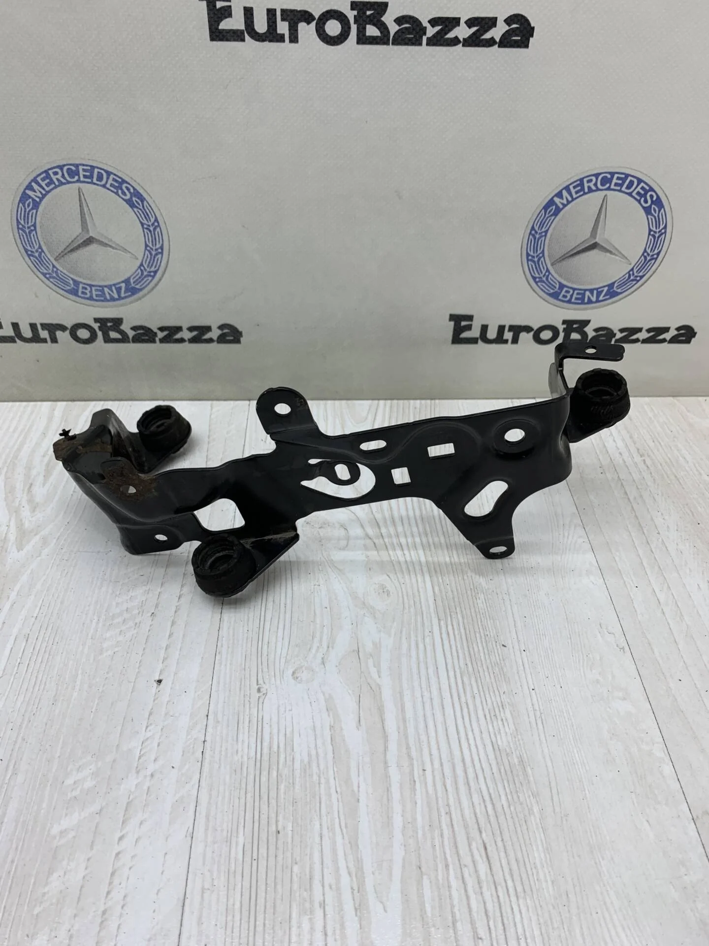 Кронштейн компрессора пневмоподвески Mercedes W212