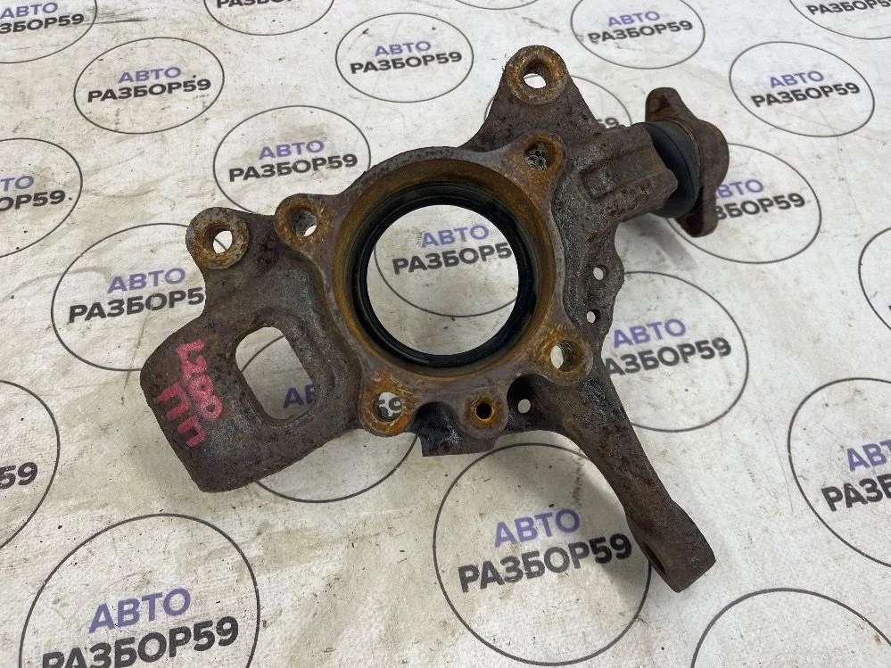 Кулак передний правый Mitsubishi L200 IV рестайлинг (2013—2015)