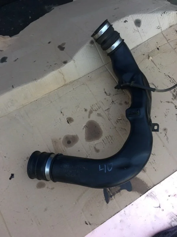 Патрубок воздушного фильтра Toyota Land Cruiser 2010 1787751020 URJ200 1VD-FTV 4.5, левый