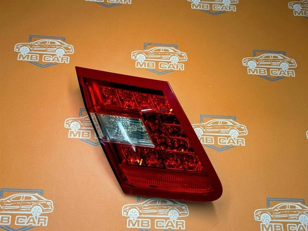 Фонарь крышки багажника Mercedes-Benz