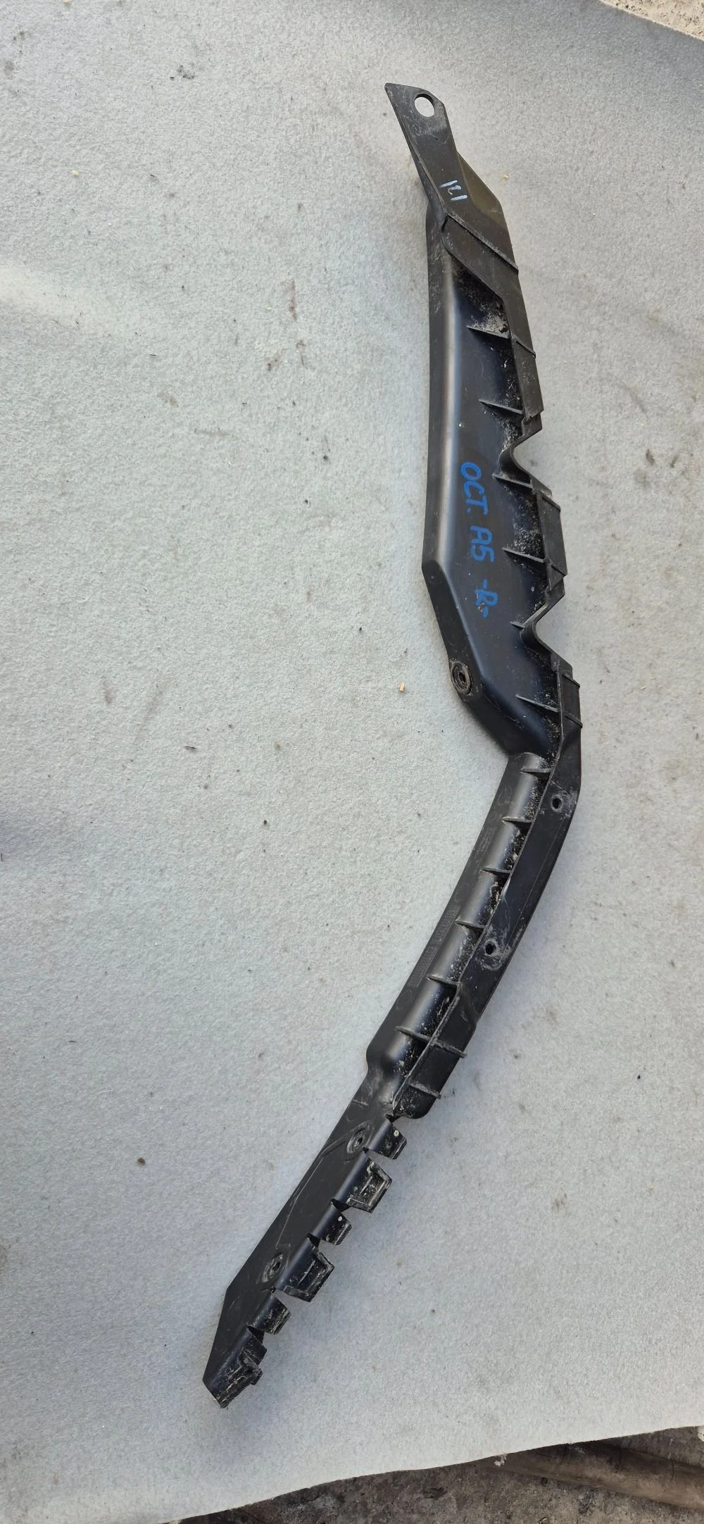 Направляющая бампера правая Skoda Octavia (A5