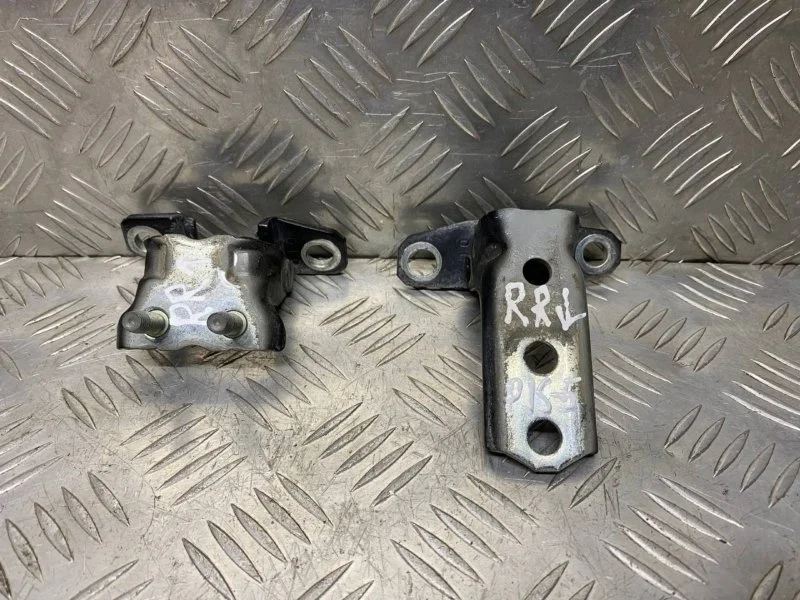 Петля двери Mitsubishi Pajero Sport Ii (2008-2017) 2011 5702A033 ВНЕДОРОЖНИК 2.5 D 4D56