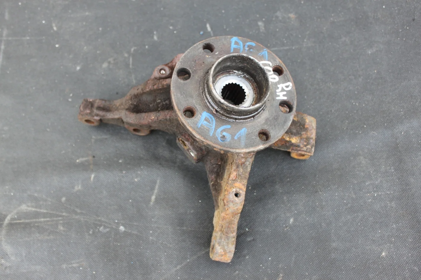 Кулак поворотный правый бензин Опель Корса Д