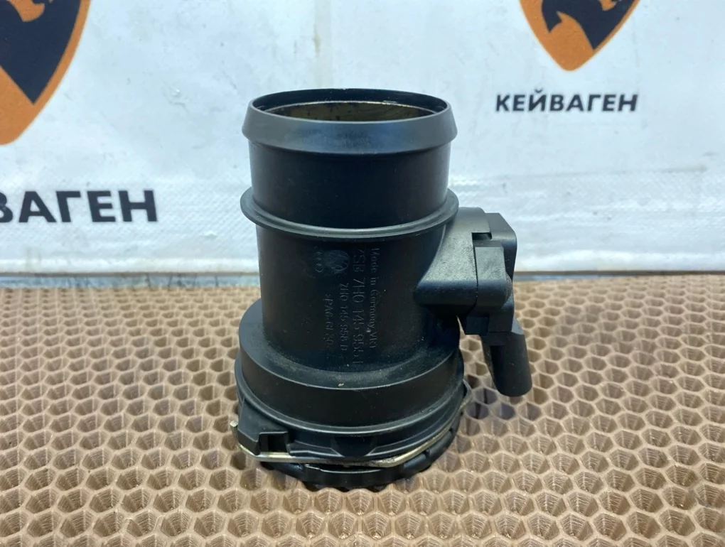 Патрубок системы охлаждения Volkswagen Multivan 2009 T5