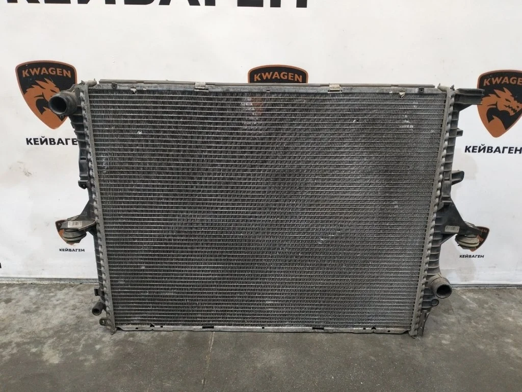 Радиатор охлаждения двигателя Audi Q7 2013 4L