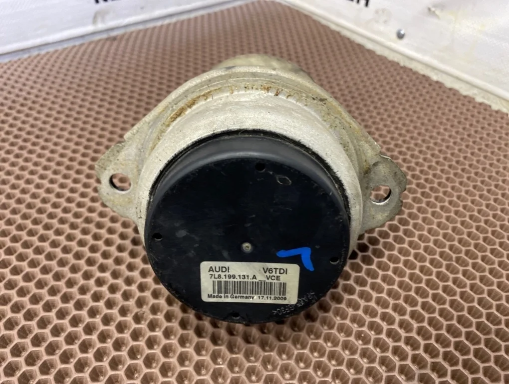 Подушка двигателя Audi Q7 2009 4L