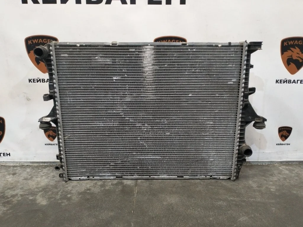Радиатор охлаждения двигателя Audi Q7 2015 4L