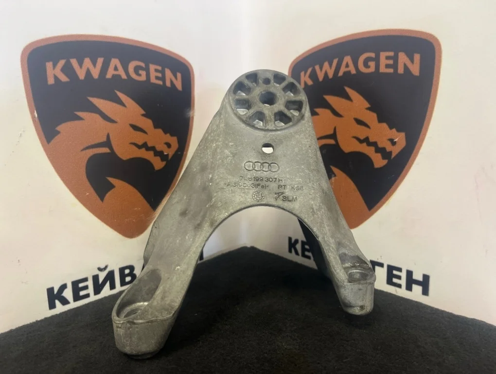 Кронштейн двигателя Audi Q7 2010 4L