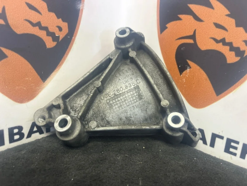 Кронштейн компрессора кондиционера Audi Q7 2010 4L