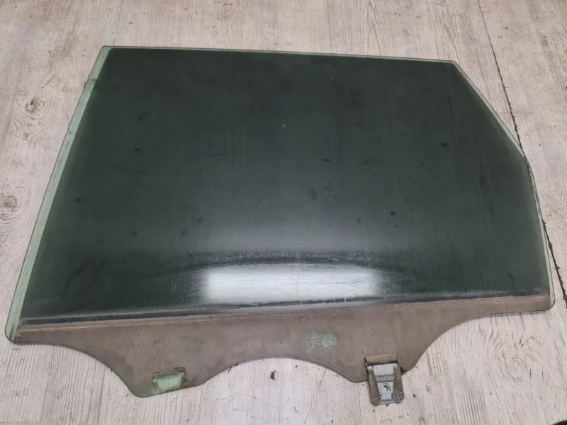 Стекло двери VW Touareg NF 2010 7P