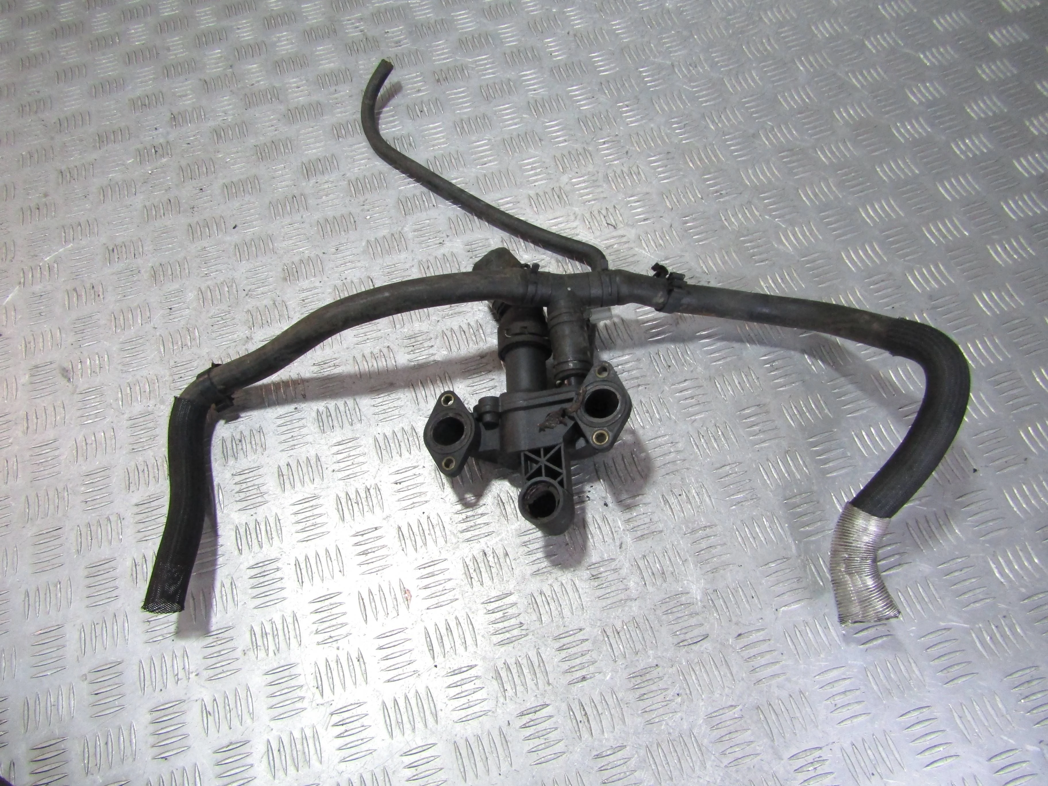 Патрубок радиатора (тройник) JAGUAR XF I рестайли