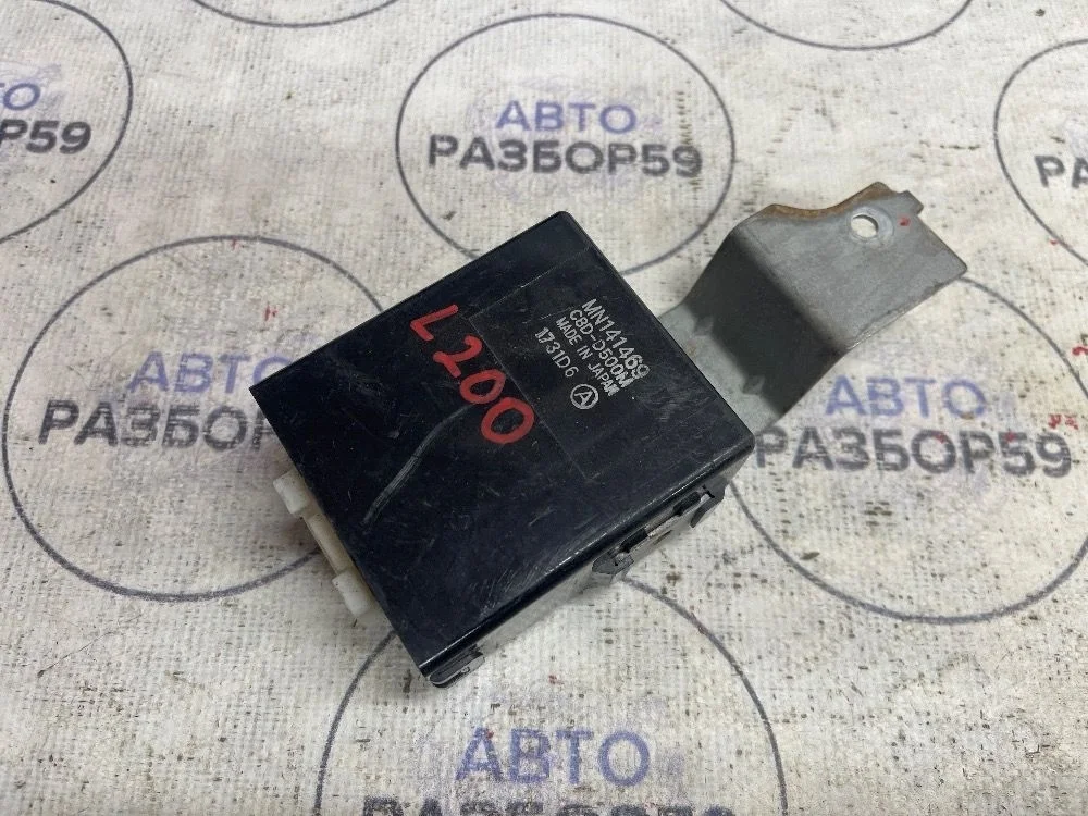 Блок управления стеклоподъемниками Mitsubishi L200 IV рестайлинг (2013—2015)