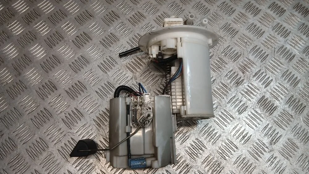 Насос топливный Denso на Toyota Auris 150