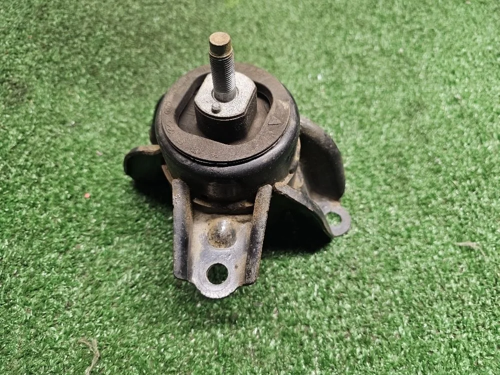 Опора двигателя правая Kia Ceed