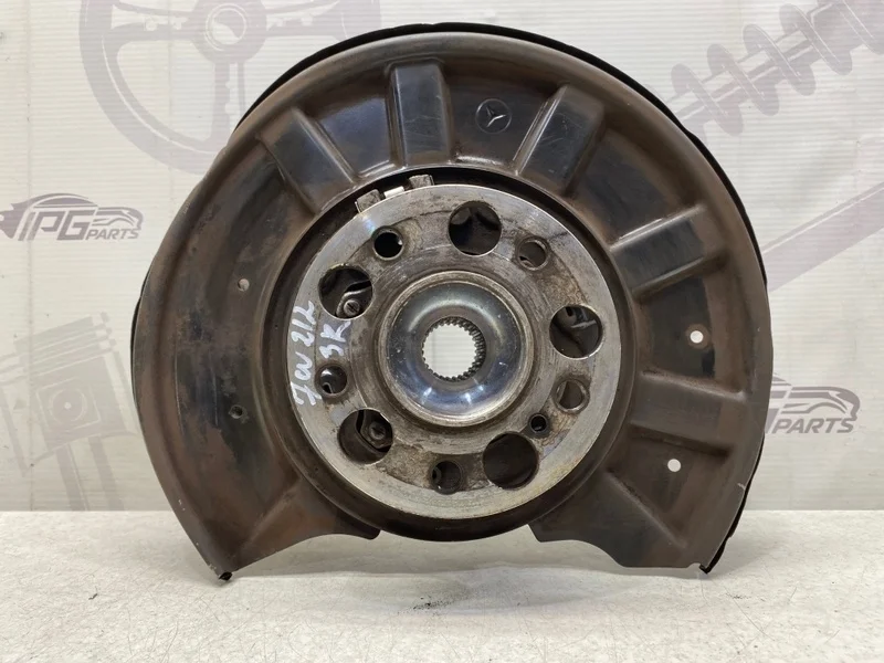 Кулак задний правый Mercedes-benz 2014 W212