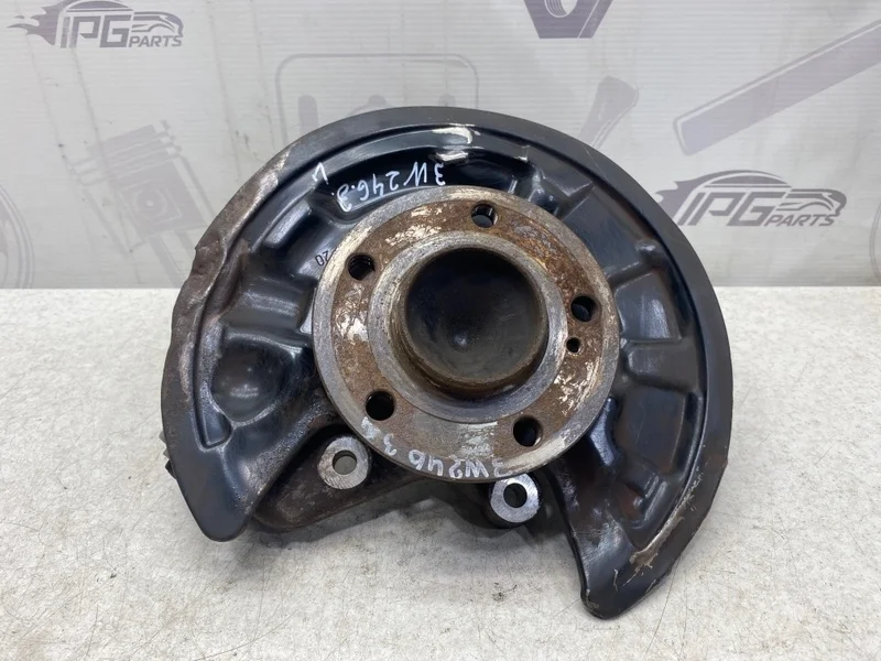 Кулак задний левый Mercedes-benz 2013 W246