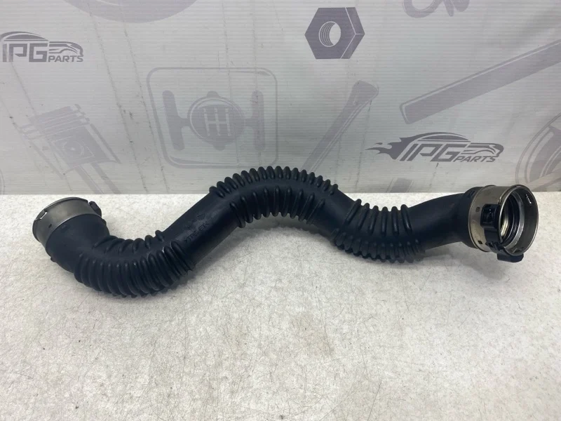 Патрубок интеркулера левый Mercedes-benz 2016 W246