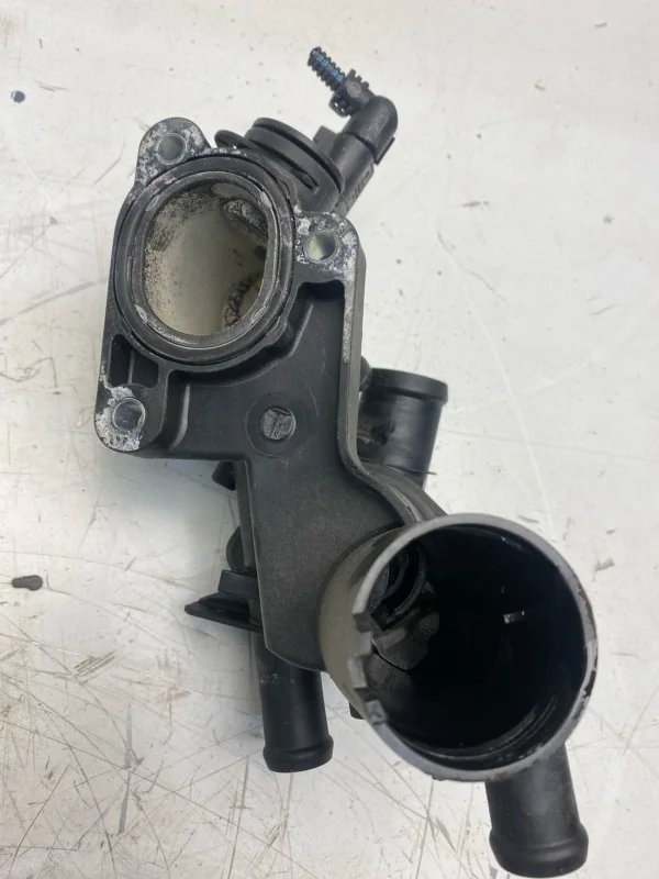 Корпус термостата Volkswagen Golf Mk5 032121111BM BUD