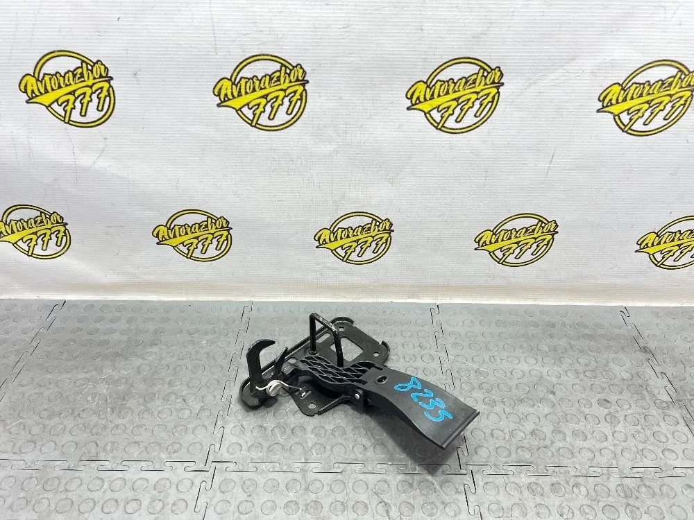 Крючок капота Audi A4 B8 рестайлинг (2011—2015)