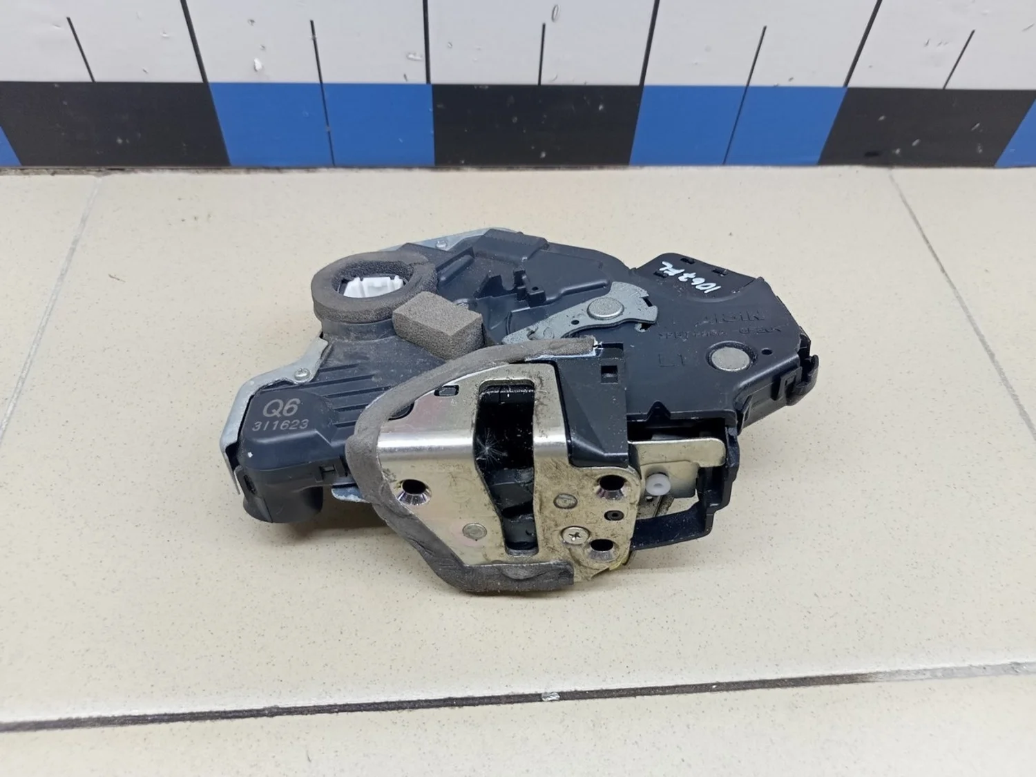 Замок двери передней левой IS 250/350 2005-2013