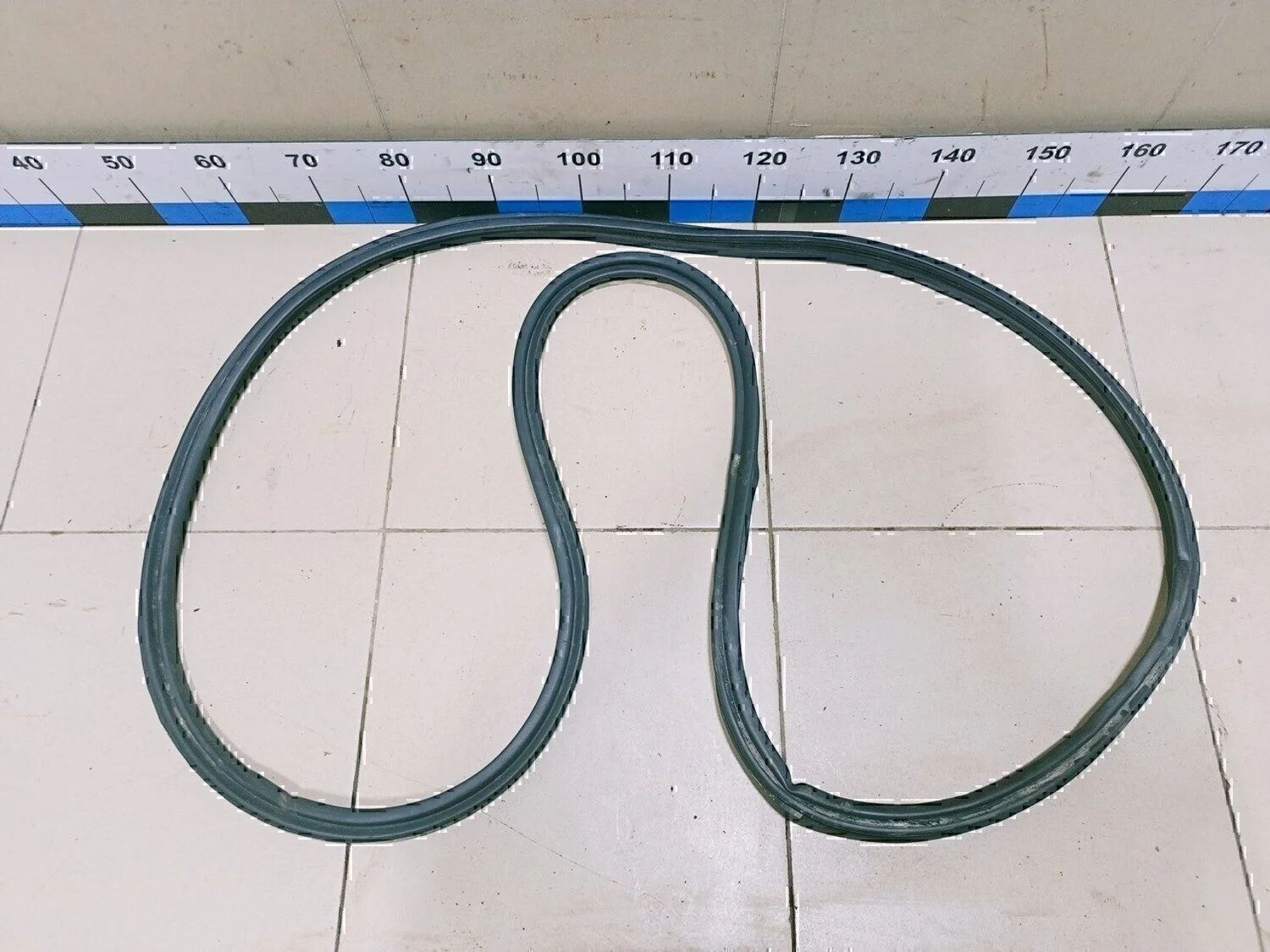 Уплотнитель багажника RAV 4 2013-2019