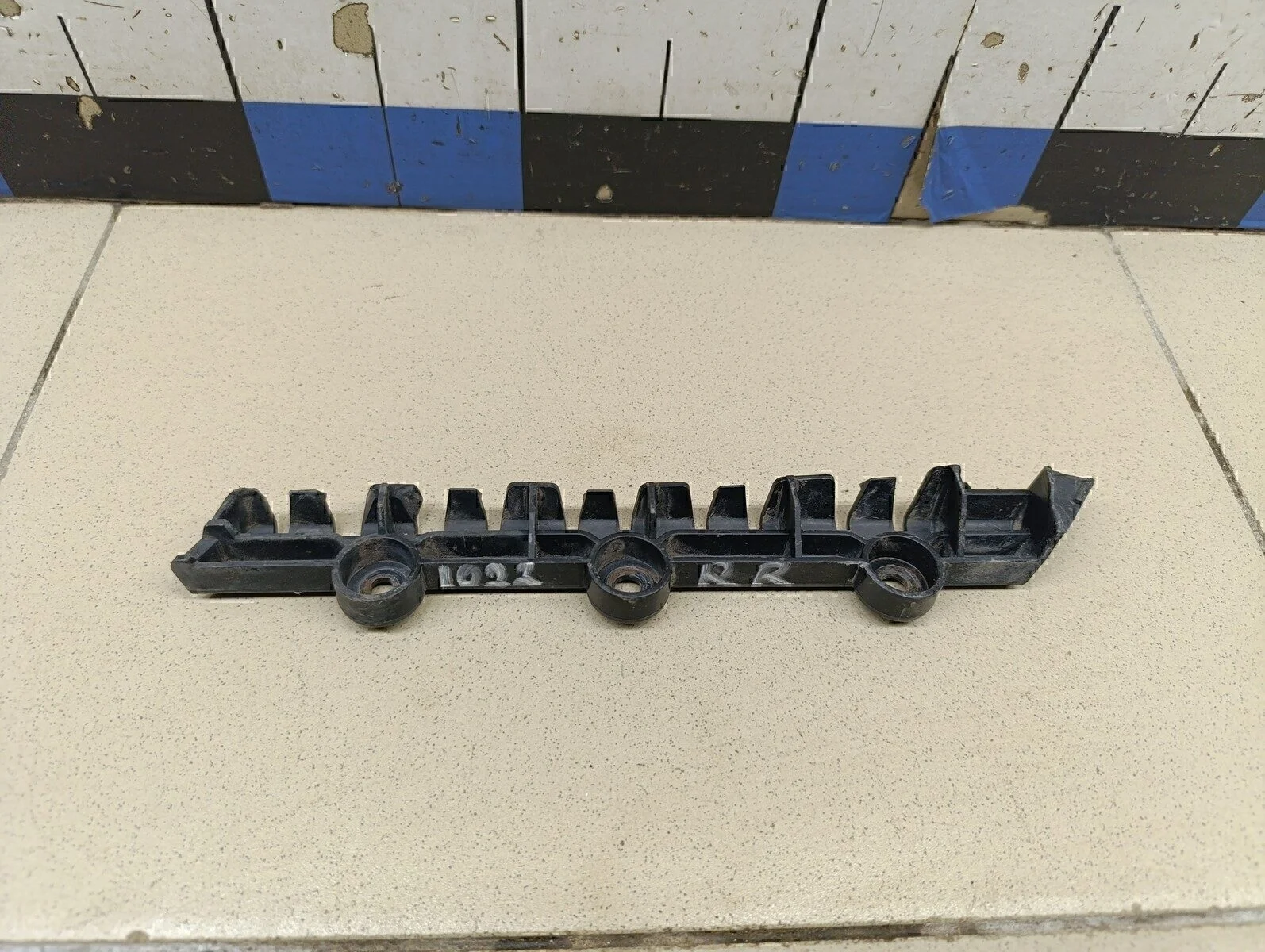 Направляющая заднего бампера правая Fabia 2007-2015