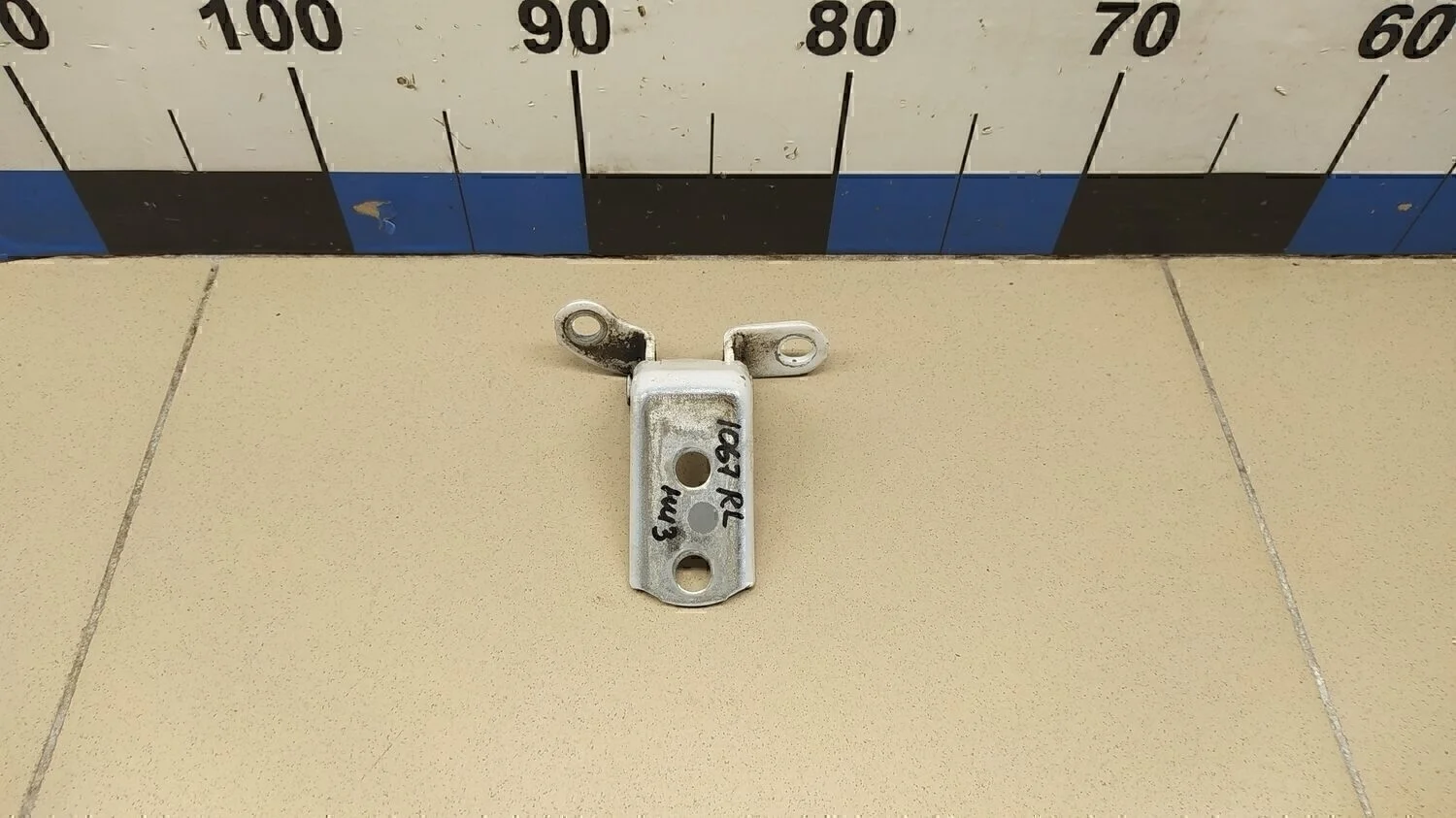 Петля двери задней левой нижняя Avensis II 2003-2008