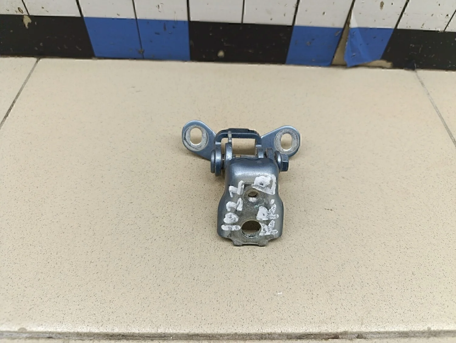 Петля двери Fabia 2007-2015