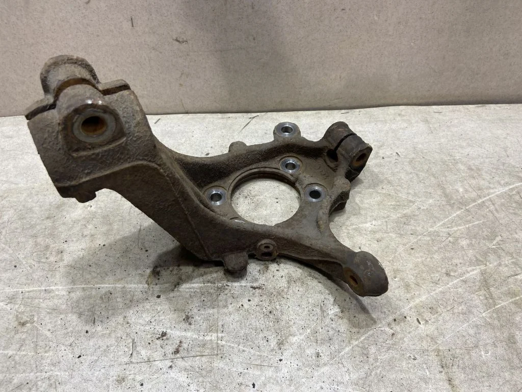 Кулак передний левый Nissan X-Trail T32