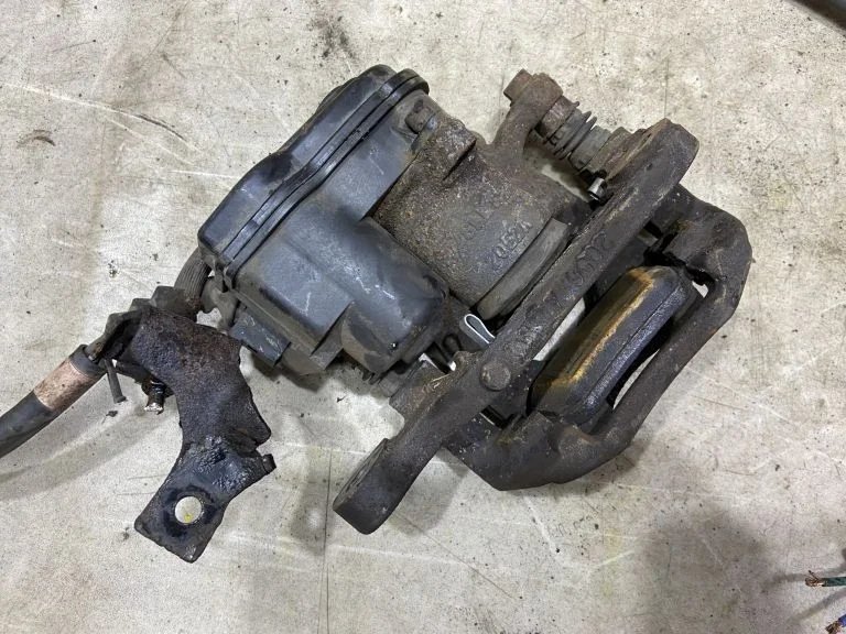 Суппорт задний правый Nissan X-Trail T32