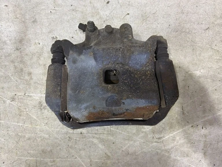 Суппорт правый передний Nissan X-Trail T32