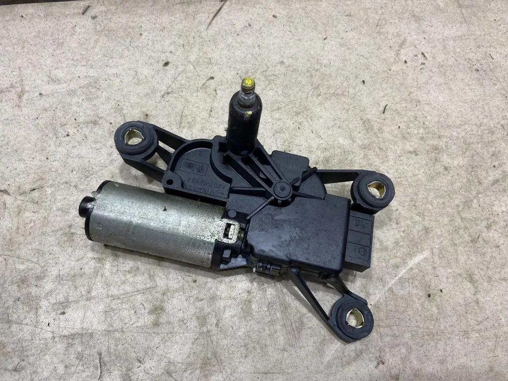 61628402372 Моторчик стеклоочистителя зад  BMW E53