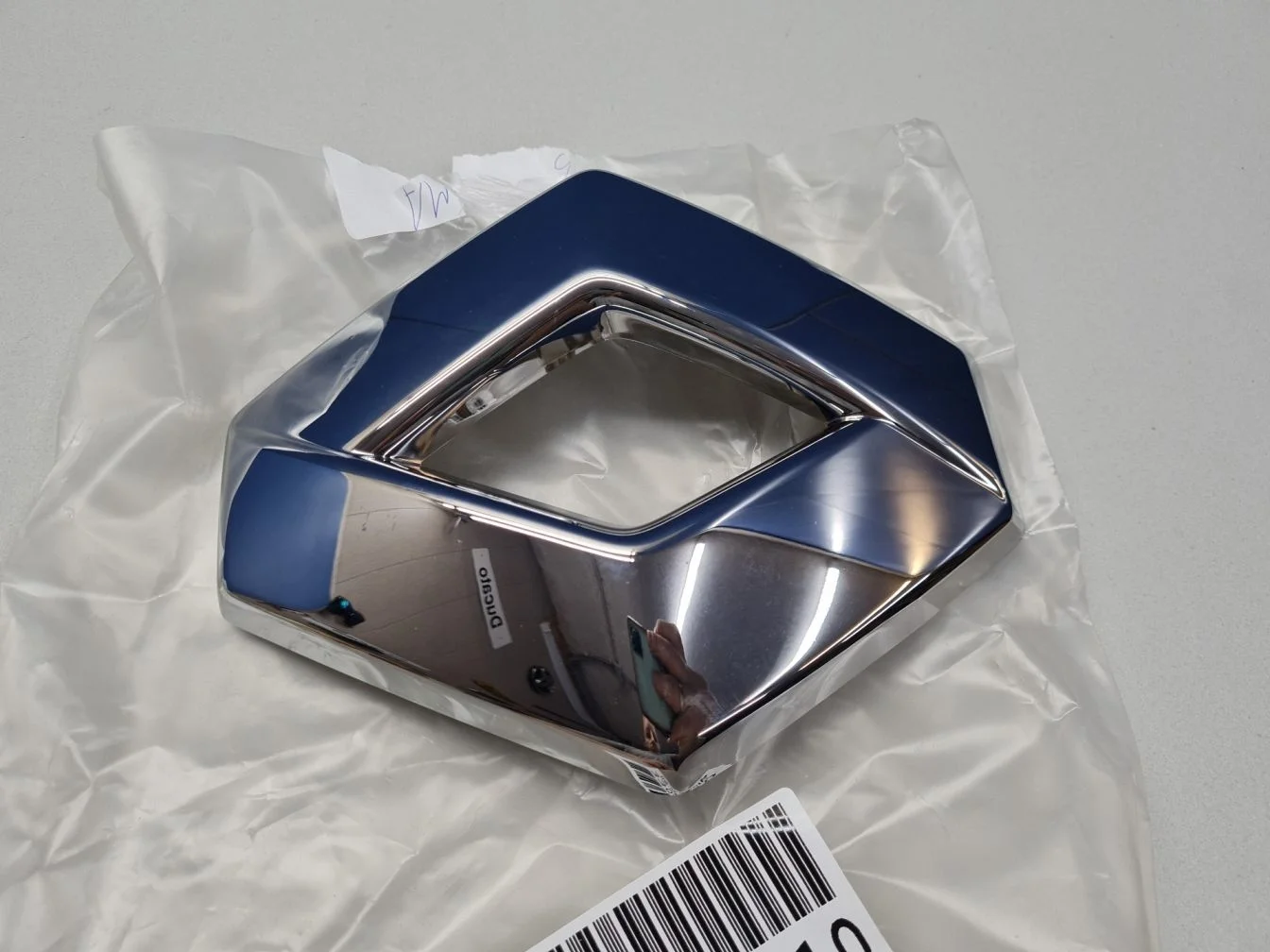 Эмблема решетки радиатора для Renault Kaptur 2016-