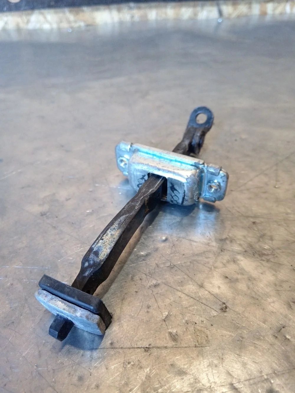 Ограничитель двери передней Kia Sportage II рестайлинг (2008—2010) 2009 1K - BLACK PEARL