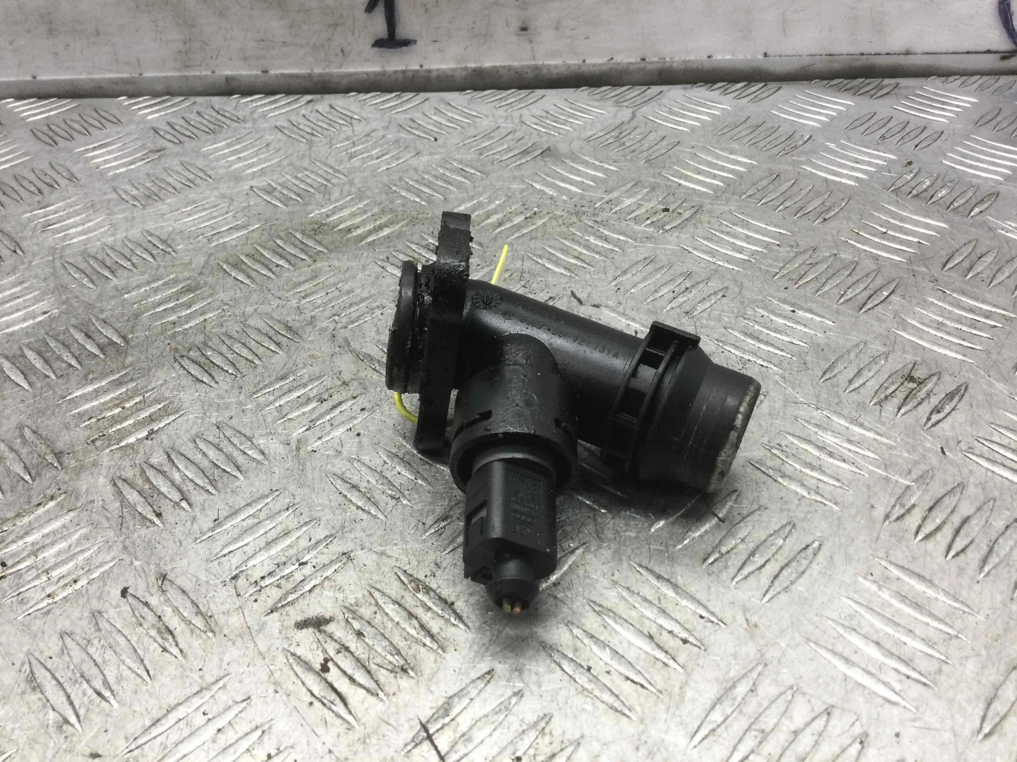 Фланец (тройник) системы охлаждения Volkswagen Golf 5 поколение (2004-2009) бензин 2.0 FSI Механика Х/б