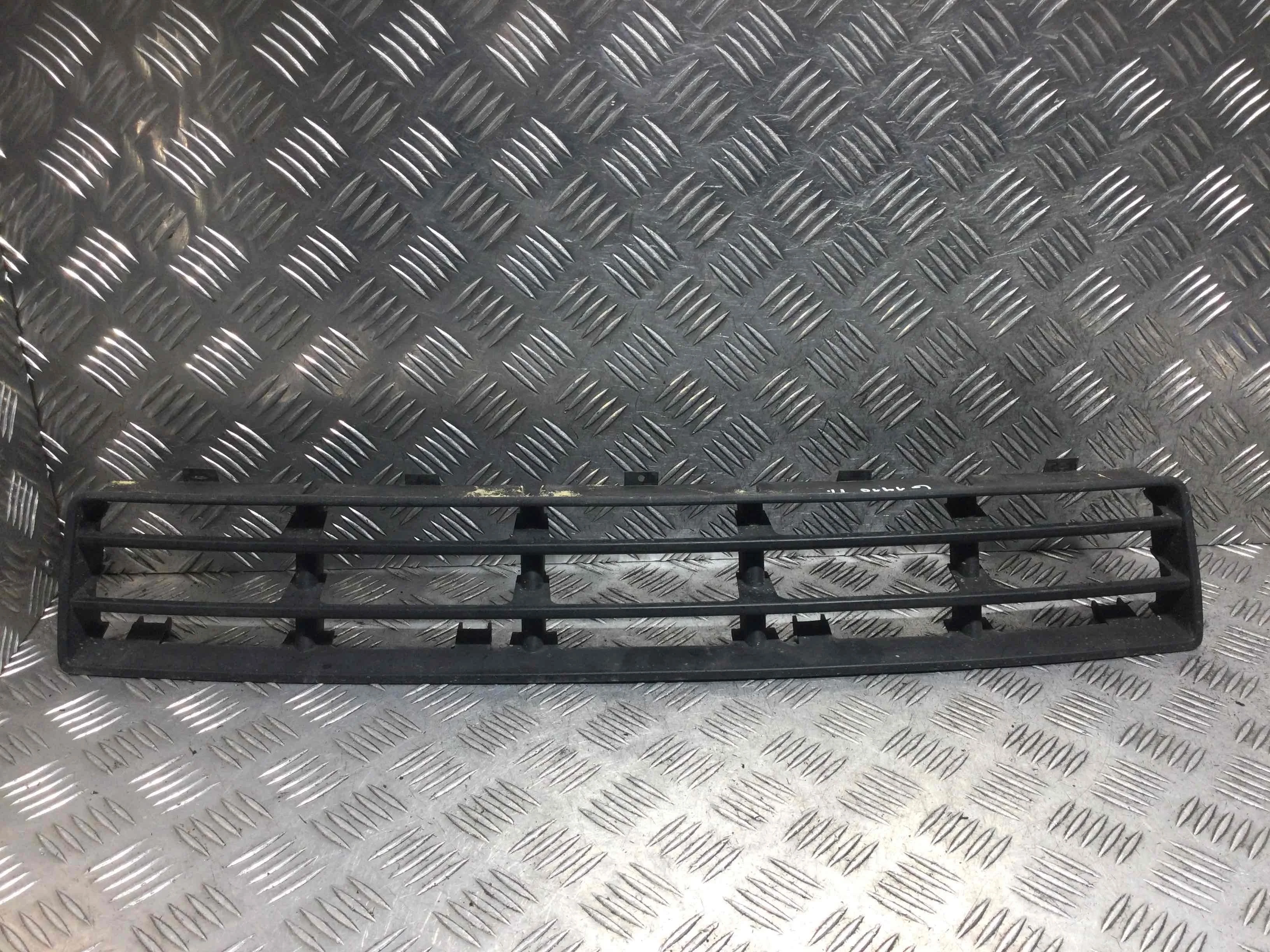 Заглушка (решетка) в бампер передний Volkswagen Golf 4 поколение (1997-2004) бензин 1.4 i Механика Х/б