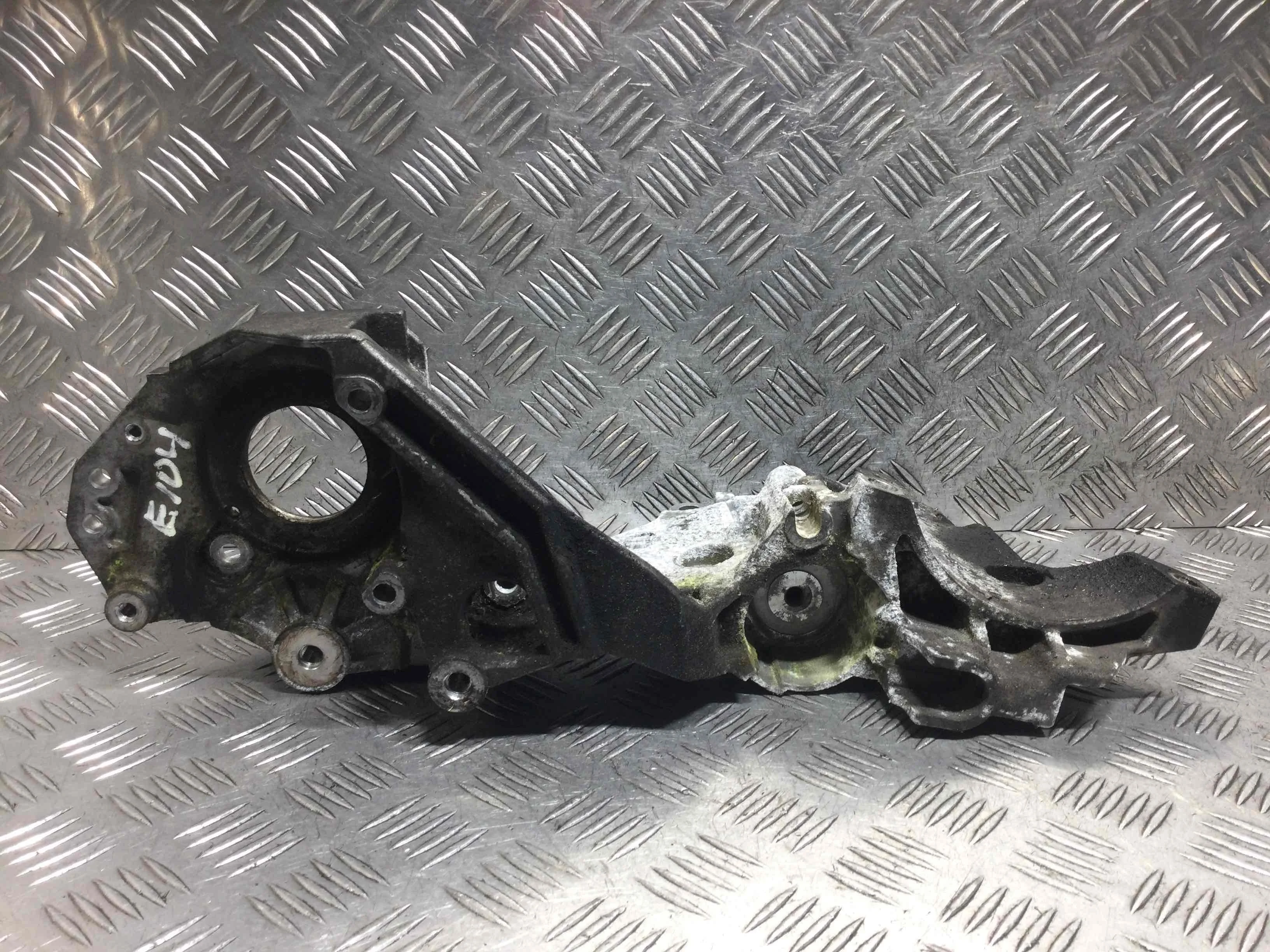 Кронштейн генератора Volkswagen Passat B7 (2010-2015) дизель 2.0 TDI Механика Универсал