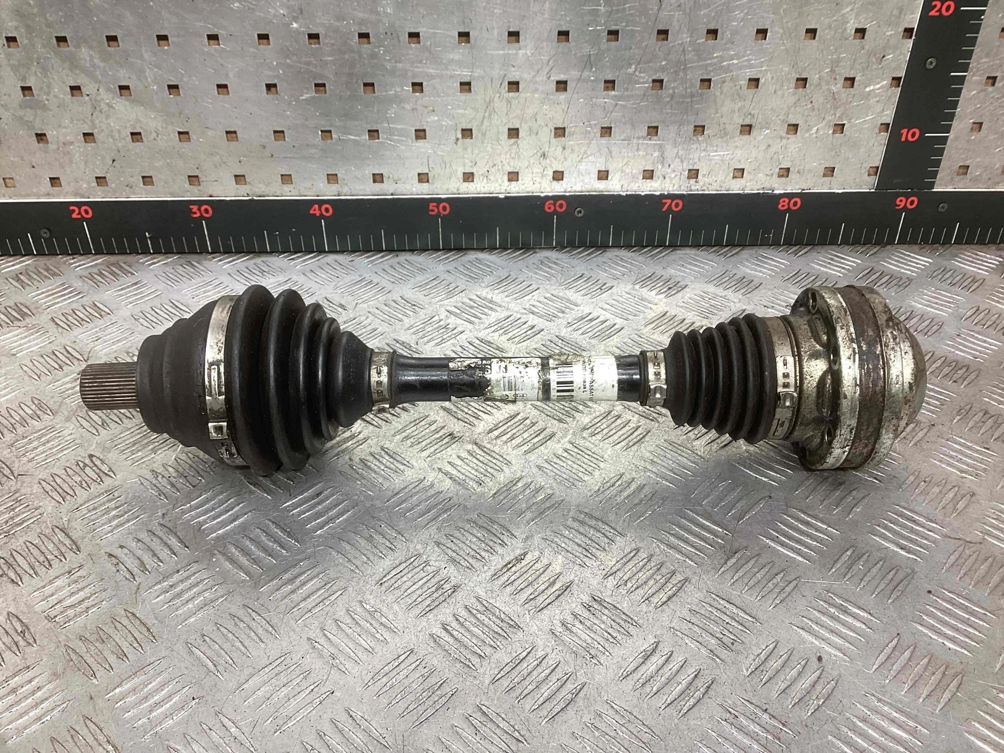 Полуось передняя левая (приводной вал, ШРУС) Volkswagen Passat Passat B6 (3C) 2005-2010 2005 2,0 Дизель МКПП 6ст. Универсал.