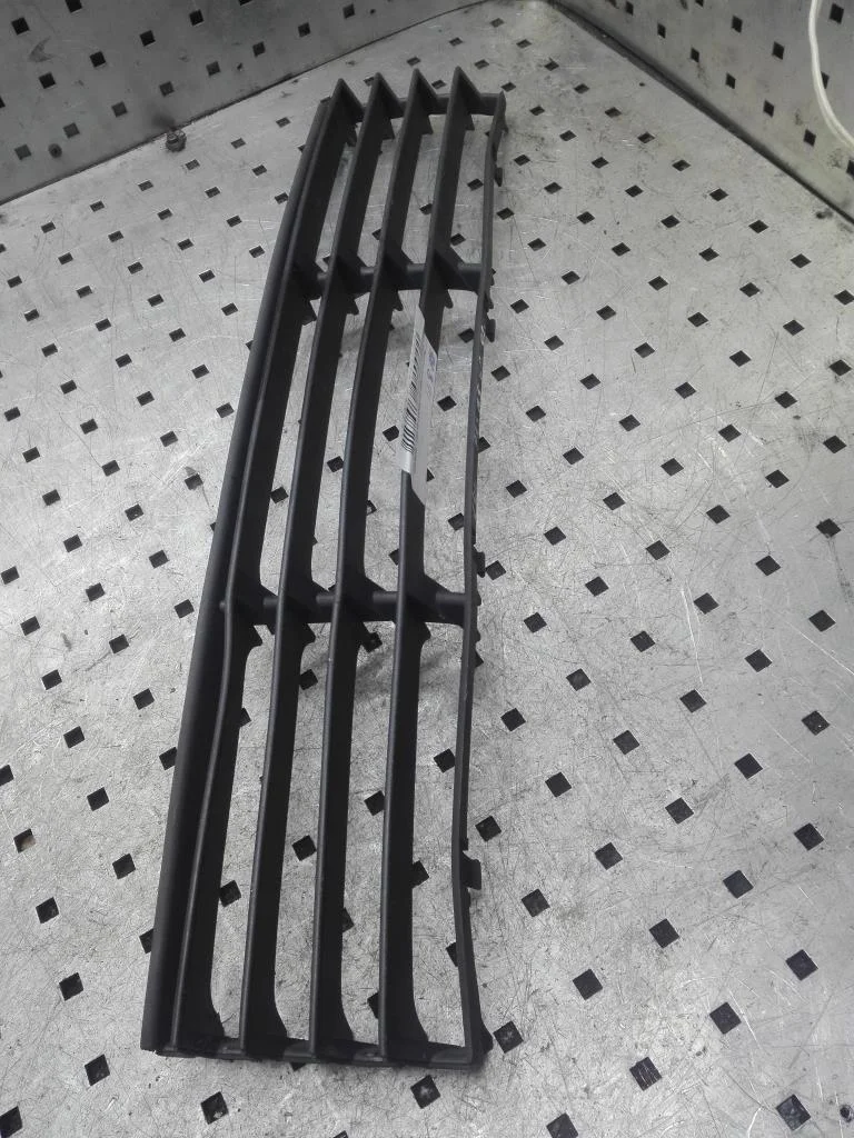 Заглушка (решетка) в бампер передний Volkswagen Passat Passat B5+ (3B) 2000-2005 рестайлинг 2002