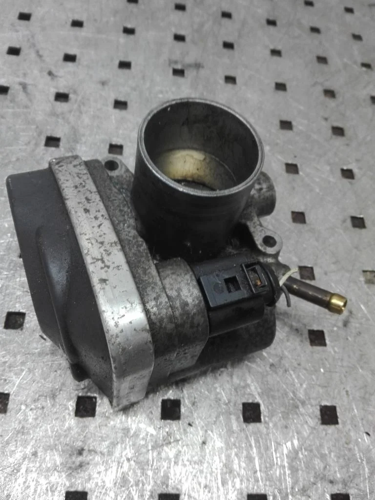 Заслонка дроссельная Volkswagen Golf Golf IV (1J) 1997-2004 2000 1,4 Бензин