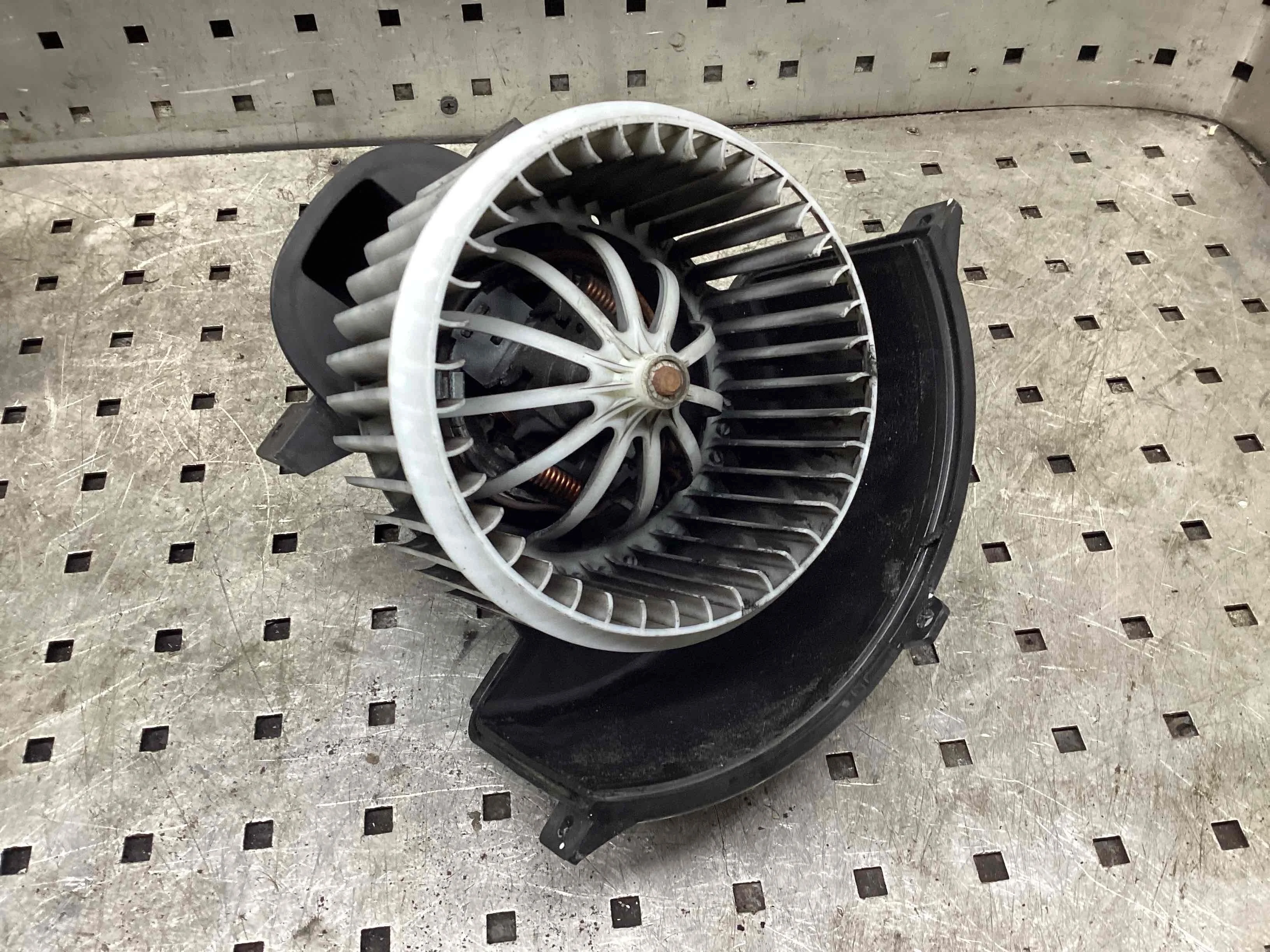 Моторчик печки Volkswagen Touareg Touareg I (7L) 2002-2006 2004 3,0 Дизель АКПП Внедорожник.