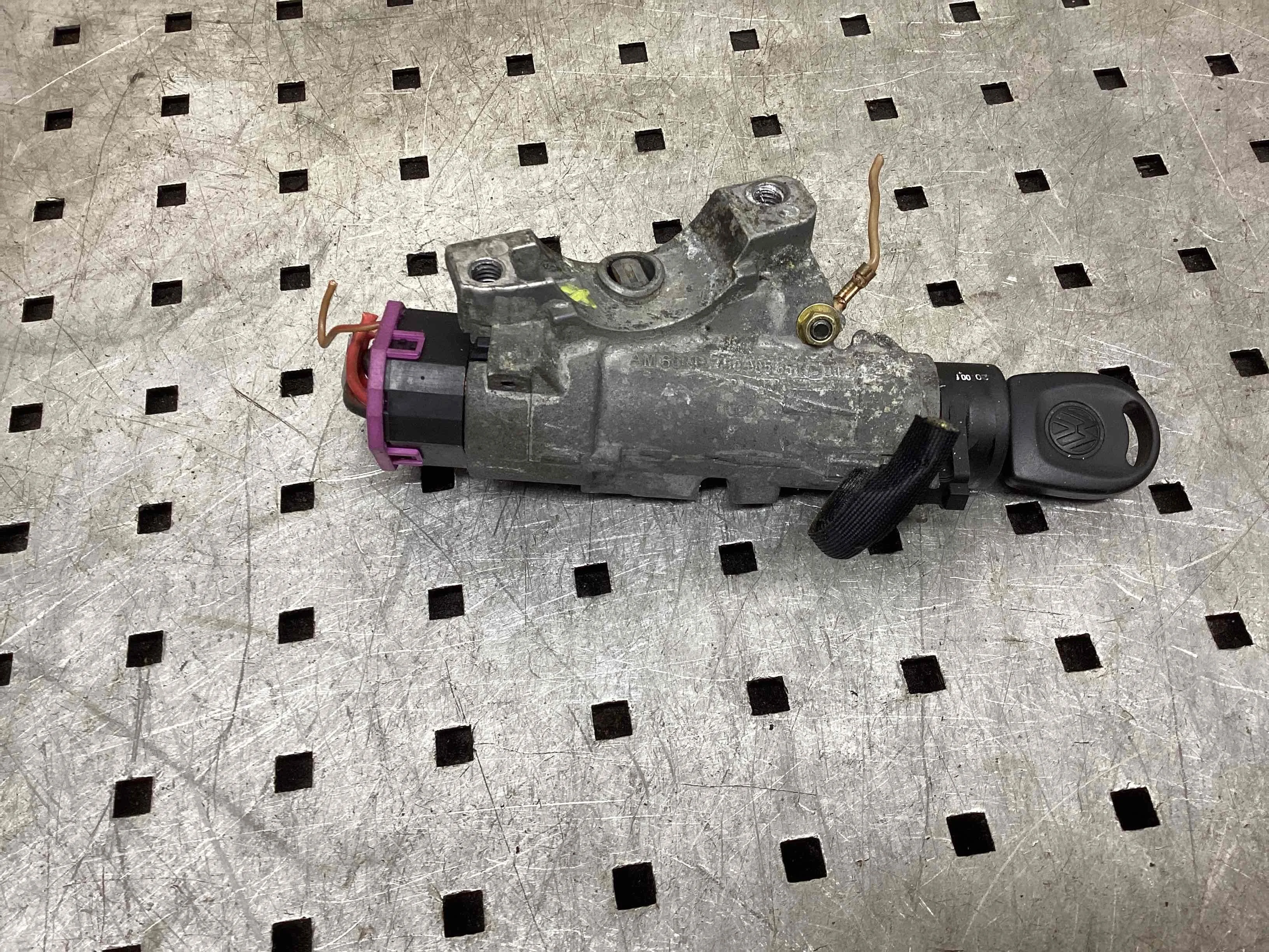 Замок зажигания Volkswagen Golf Golf IV (1J) 1997-2004 2000 1,6 Бензин МКПП Хэтчбек.