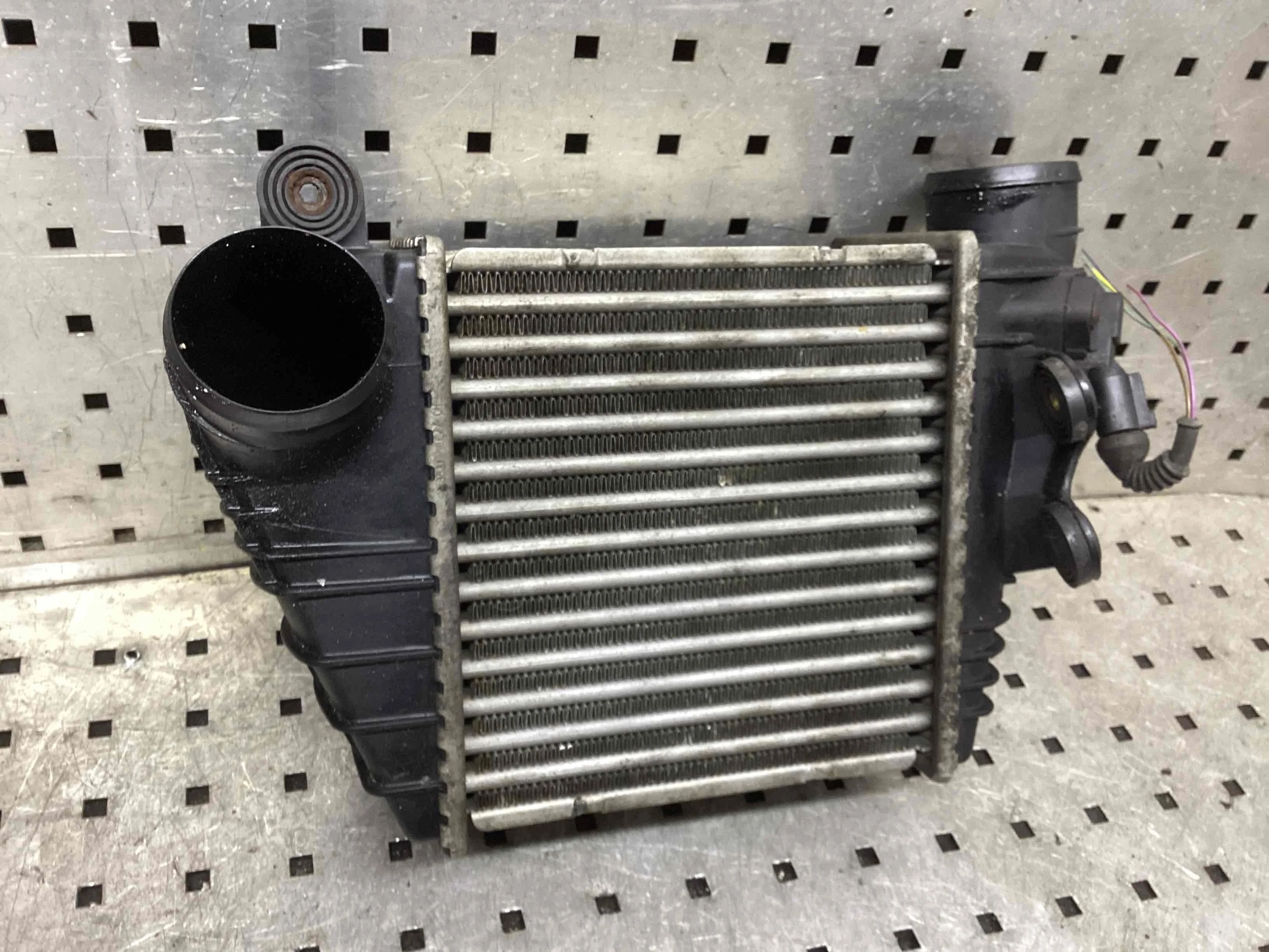 Интеркулер Volkswagen Golf Golf IV (1J) 1997-2004 2000 1,9 Дизель МКПП Хэтчбек.