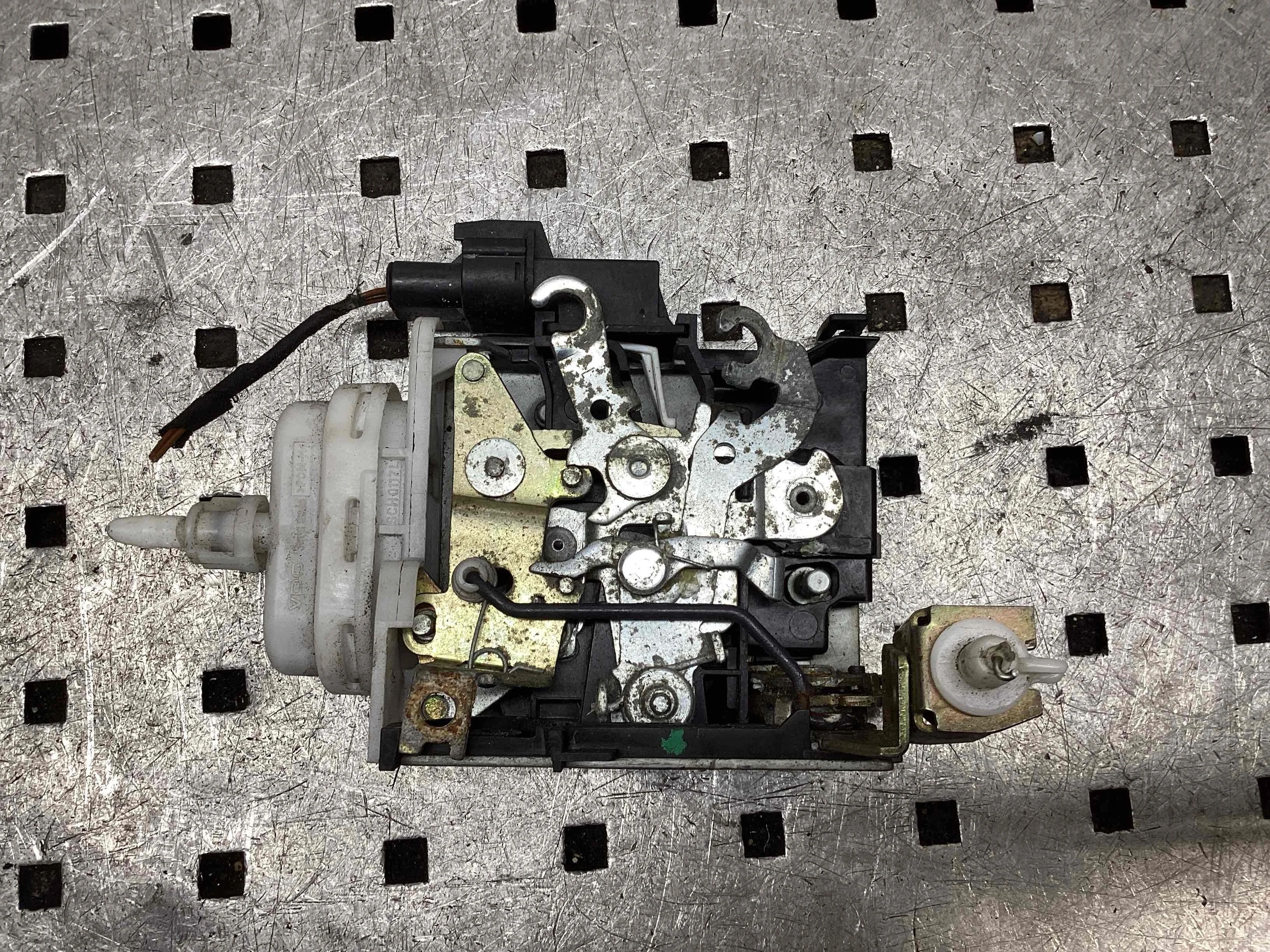 Замок двери передней левой Audi A4 A4 B5 (8D) 1994-1999 1999 1,9 Дизель МКПП Универсал.